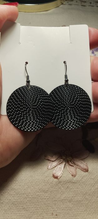 Kolczyki czarne perforowane koła lekkie i eleganckie nowe