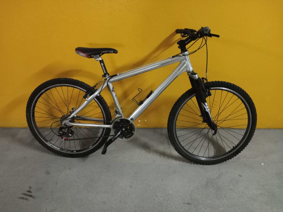 Bicicleta de montanha como nova