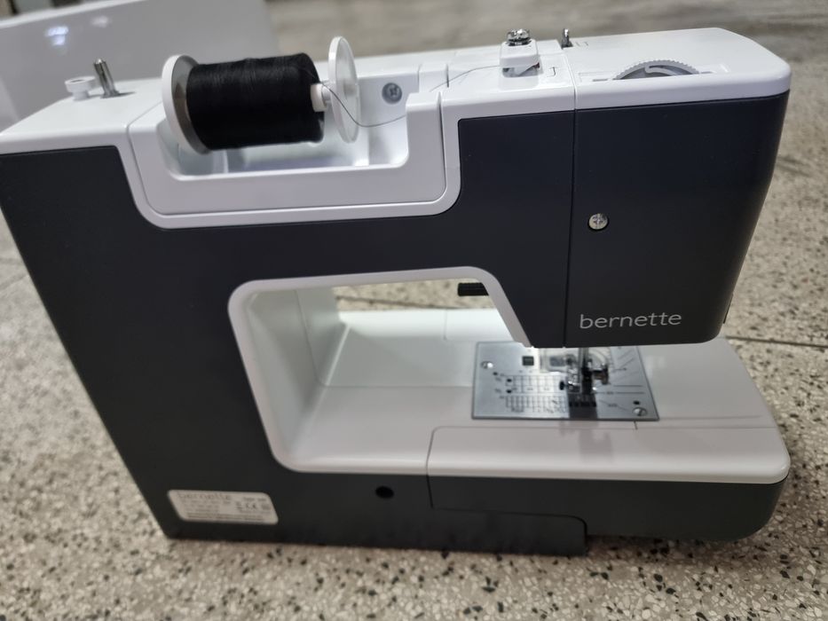 Máquina de Costura Bernette B38