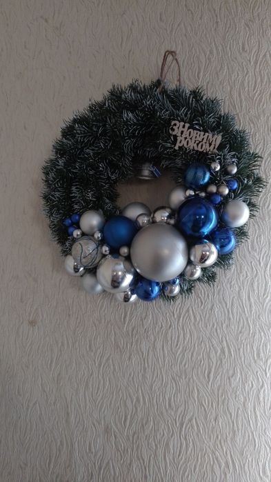 Новогодний венок из сосновых шишек