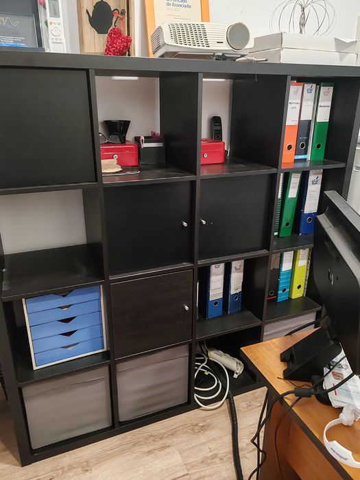 Estante Preta Ikea Kallax com 4 portas