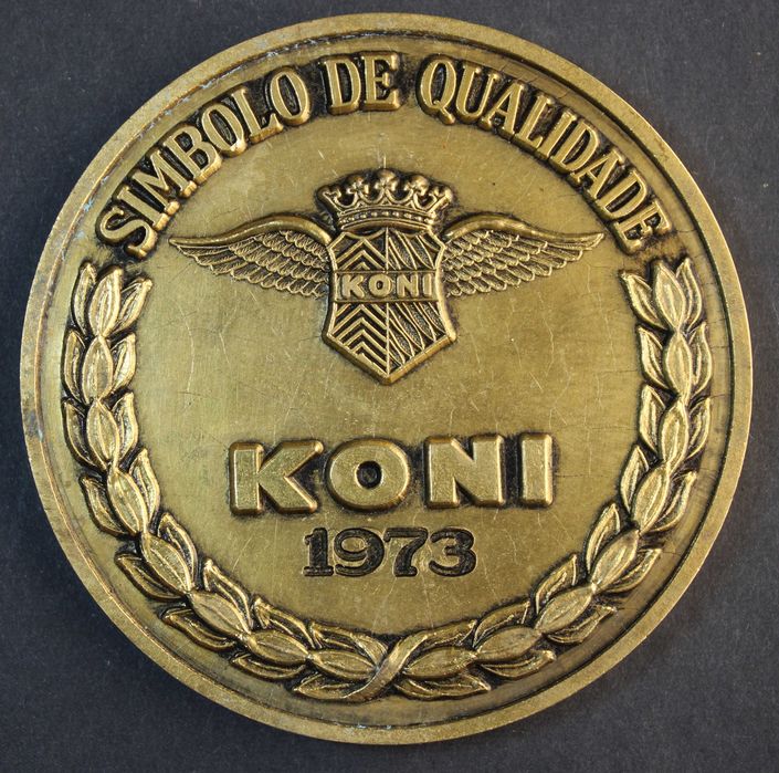 Medalha de mesa vintage KONI (1973) - Símbolo de excelência Lote 351