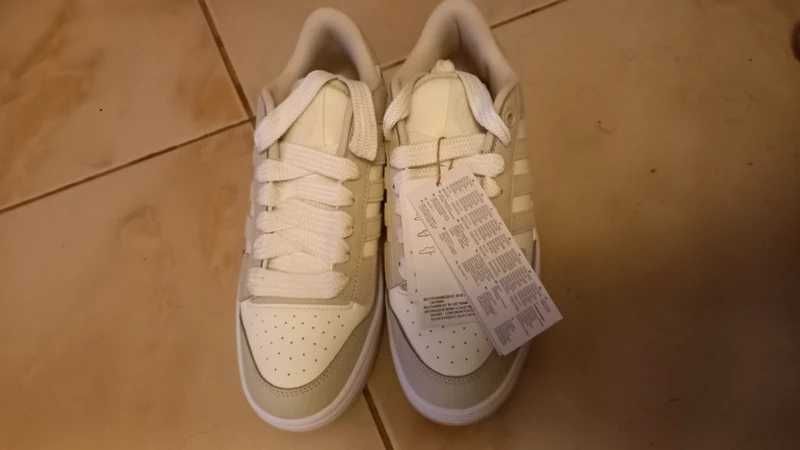 Sapatilhas adidas prontas a estrear