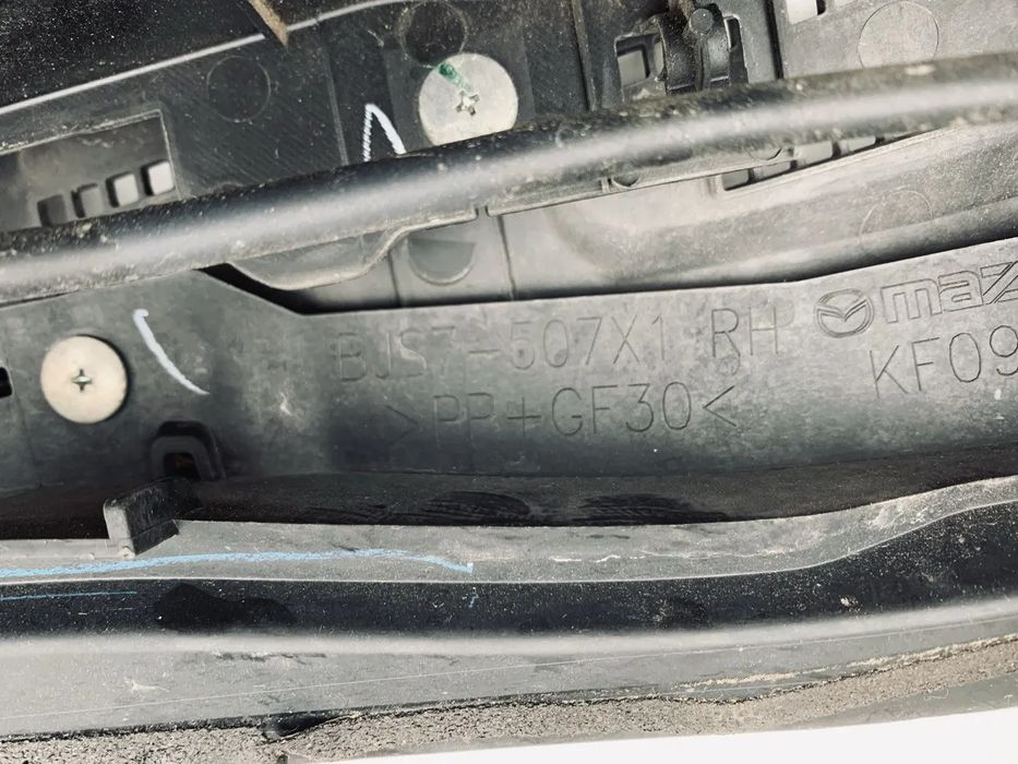Накладка під лобове скло Жабо праве Mazda 3 BM BJS7-507R1 BJS7-5…