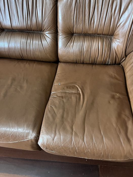 Vendo sofá de 3 lugares em pele