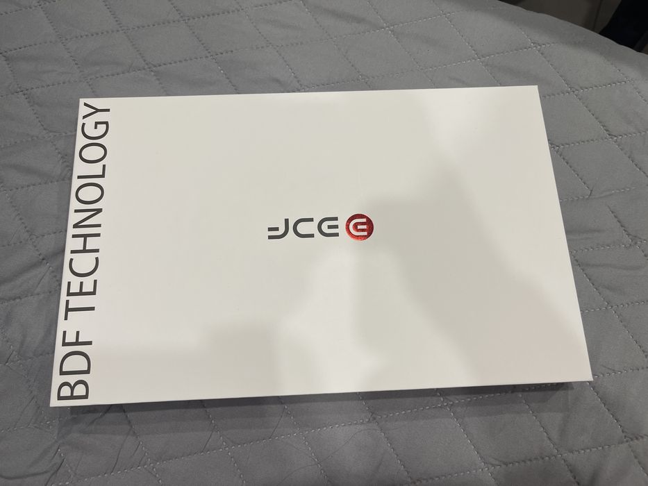 Планшет в гламурному пурпуровому кольорі