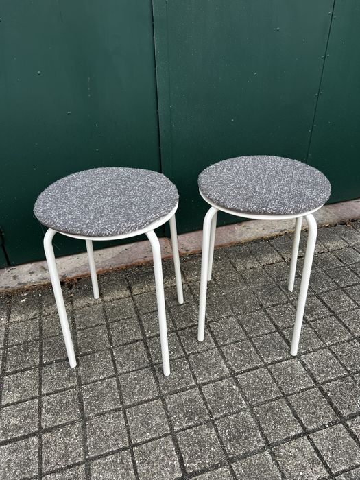 2 bancos ikea brancos