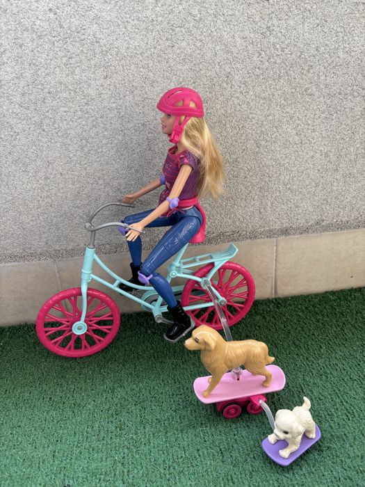 Lalka barbie na rowerze z pieskami