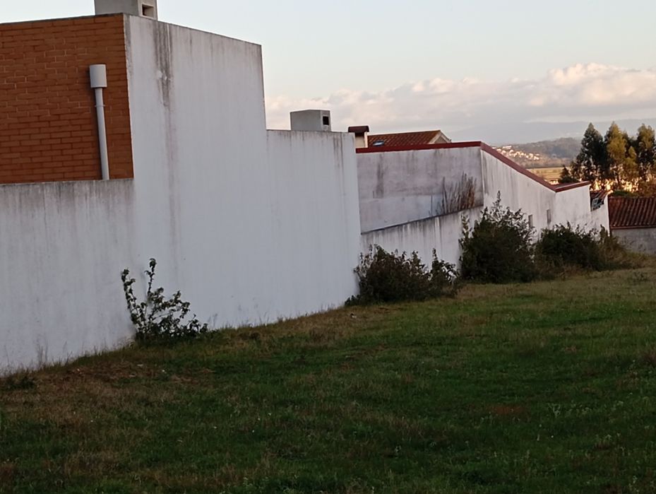 Terreno de construção nas meãs do campo ao lado da nacional 111