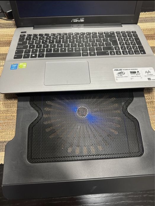 Suporte para PC ou outro equipamento semelhante com refrigeração