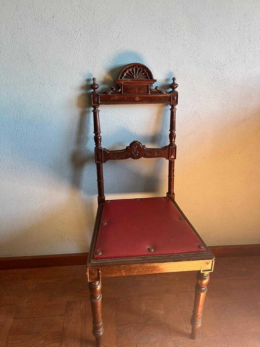 Conjunto de móveis em madeira maciça