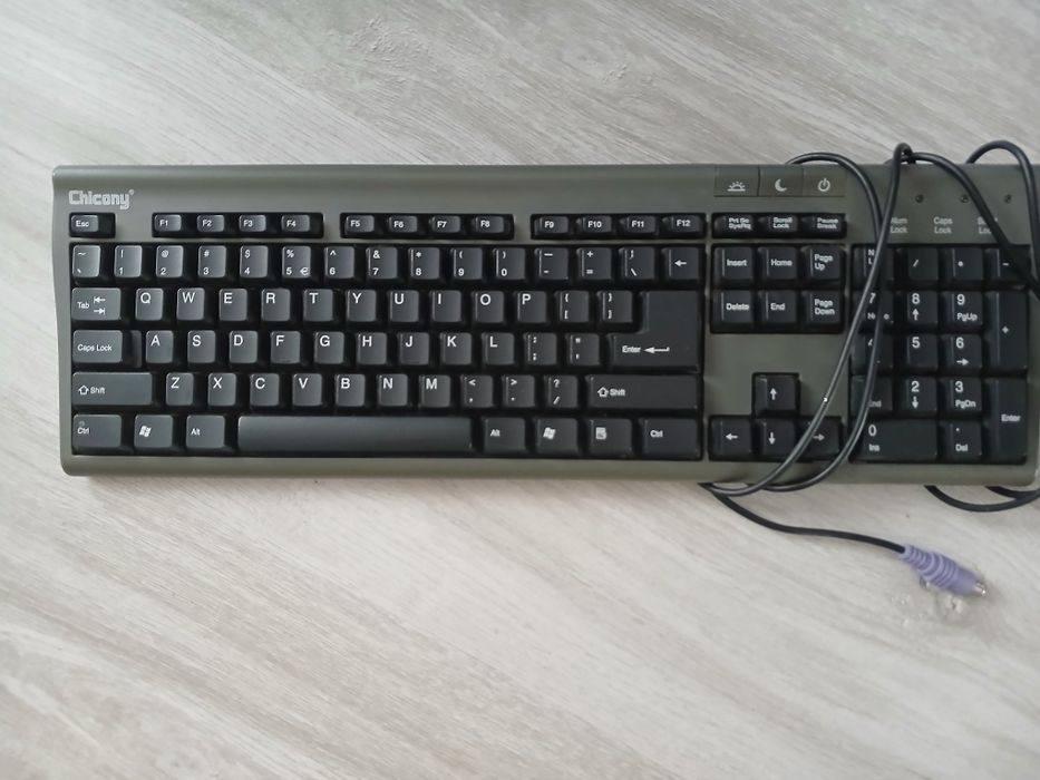 2 monitory z Klawiaturą