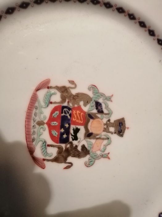Prato com brasão pintado à mão