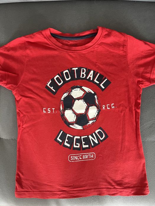 Primark czerwony bawełniany t-shirt z piłką r, 5/6 lat