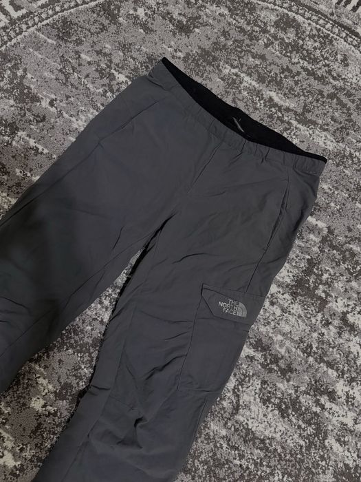 Нейлонові  штани The North Face М розмір сірого кольору