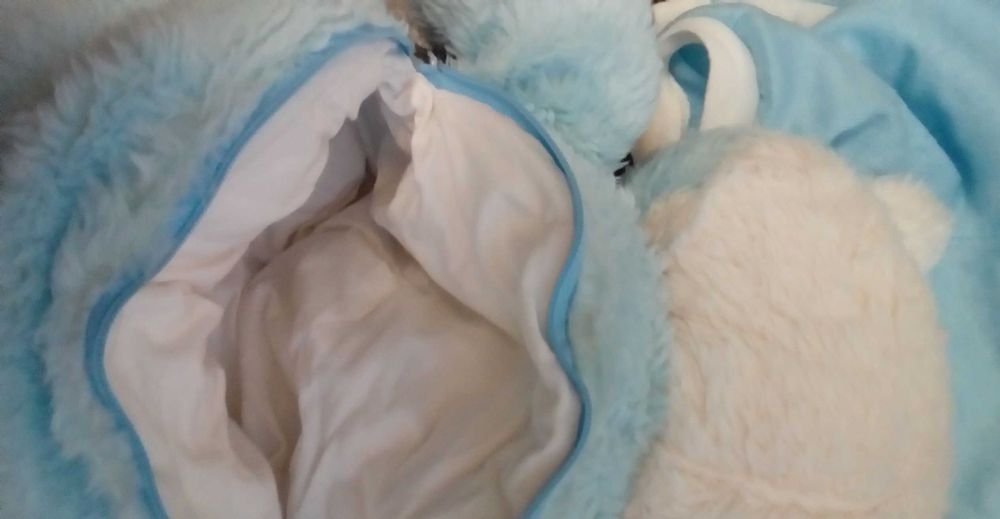 Peluche para brincar e guardar o pijama azul e branco.