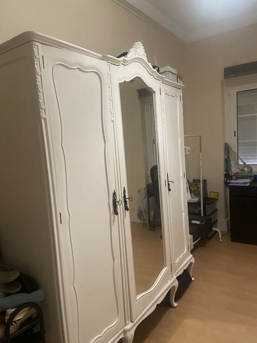 Roupeiro antigo branco