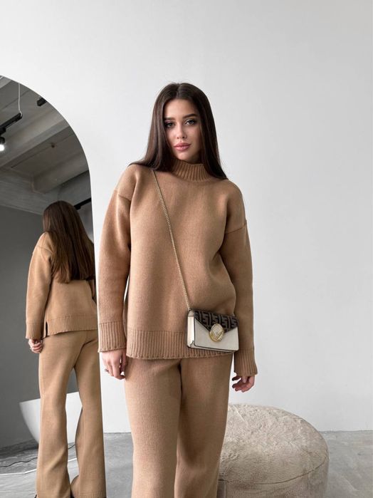 Теплий вязаний жіночий костюм з прямими штанами