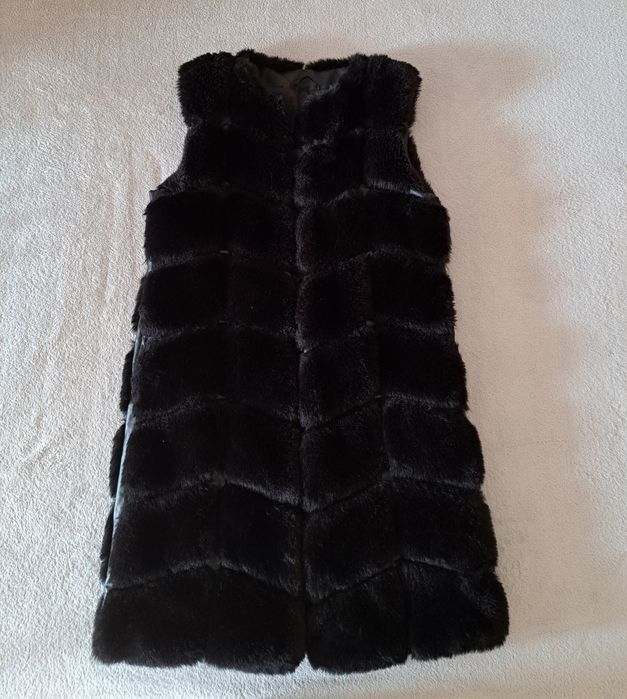 czarna kamizelka futrzana