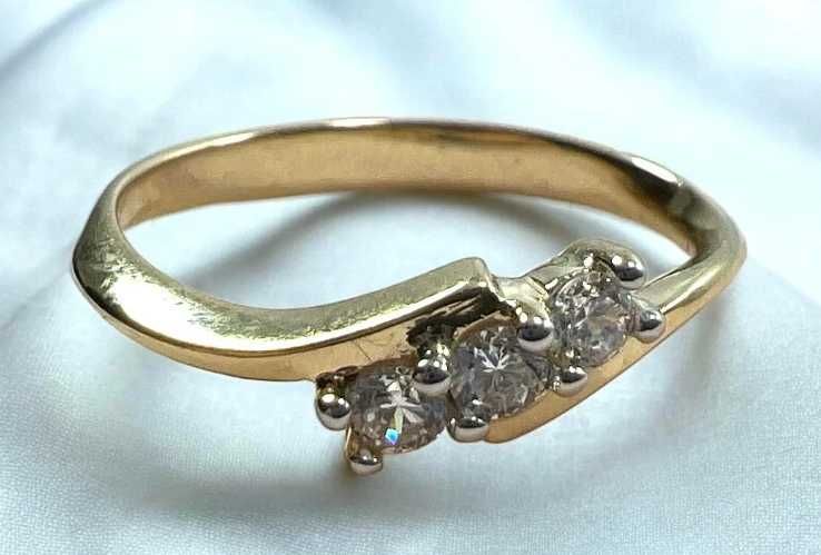 Złoty pierścionek zdobiony Cyrkonia próba 585 1,96G rozmiar 15