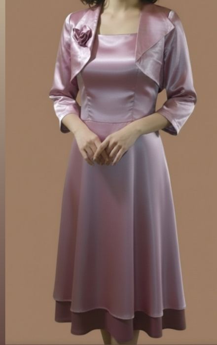 Рожева атласна сукня із піджаком.