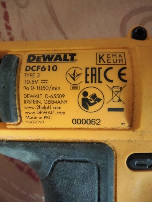 Продам шуруповерт по запчастинам DeWALT DCF 610