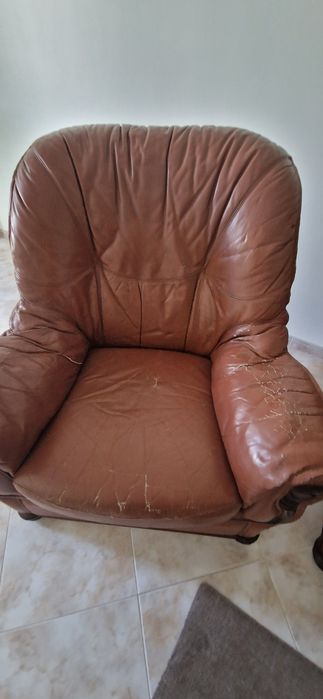 Conjunto sofá em pele e madeira: 3 lugares + 2 poltronas