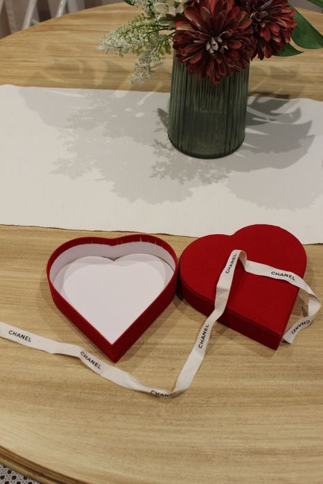 Caixa forma coração vermelho, fita chanel
