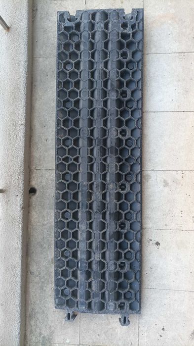 Baixar o preçO: Passa cabos Adam Hall. Tampa de proteção