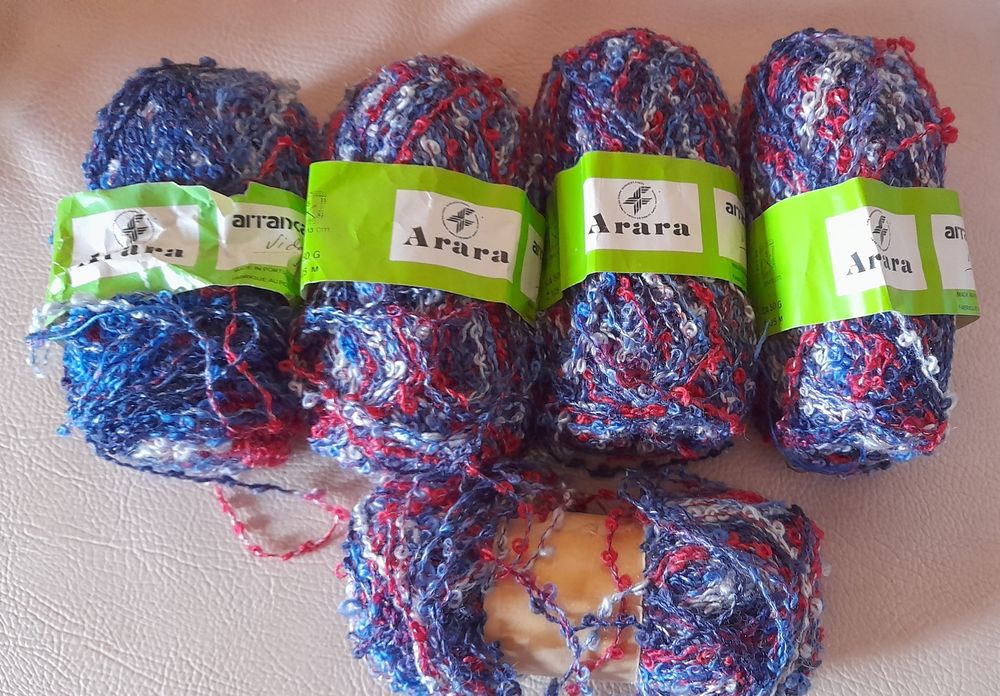 Meadas, novelos e sobras lãs lisas e fantasia. Várias cores - 10€/Kilo