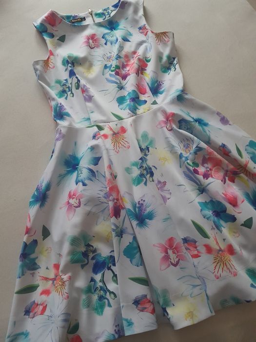 Sukienka kolorowa w kwiatki M elegancka