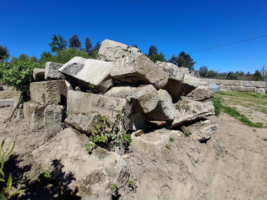 Pedra velha (granito trabalhada)