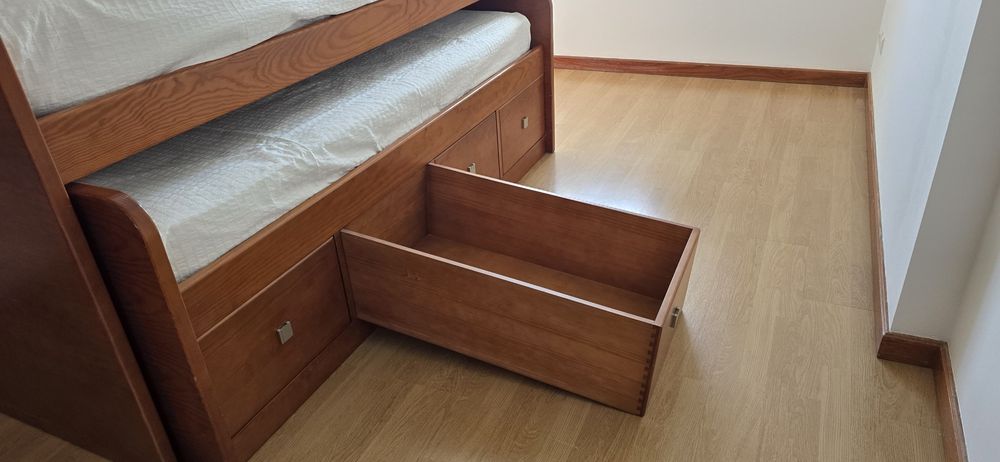 Cama dupla de madeira maciça + roupa de cama + 1 colchão