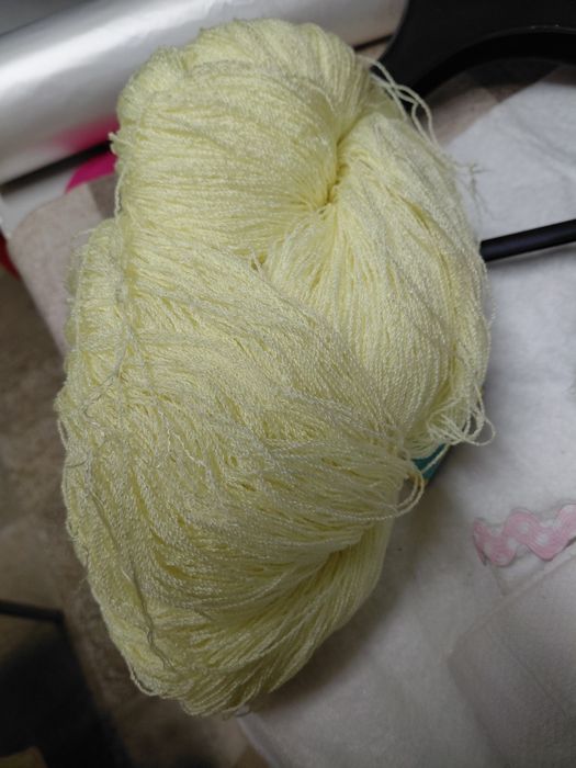 Miadas de fio amarelo e vermelho
