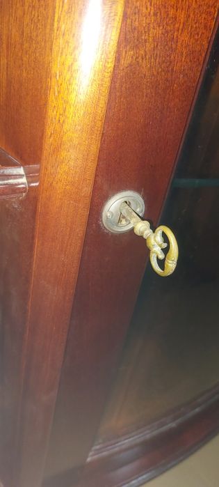Consola antiga em nogueira