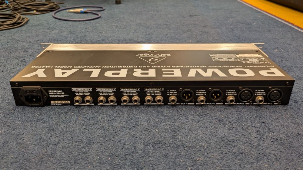 Sistema MONIÇÃO (Estúdio ou Live) → BEHRINGER HA-4700 (4 canais e até 12x HP/músicos)