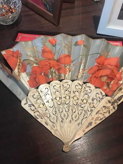 Very ancient folding fan with Chinese-style box