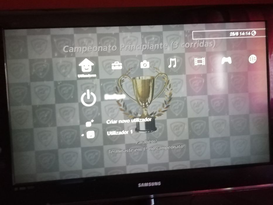 Vendo ps3 slim 250 GB com 2 comandos