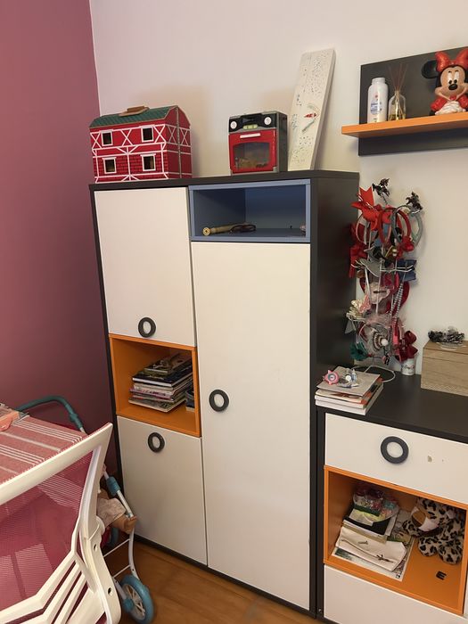 Quarto juvenil completo – cama, colchão, mesinha, armário e cómoda