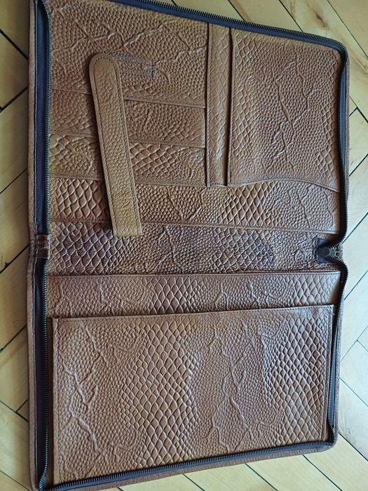 Продам папку в неплохом состоянии
