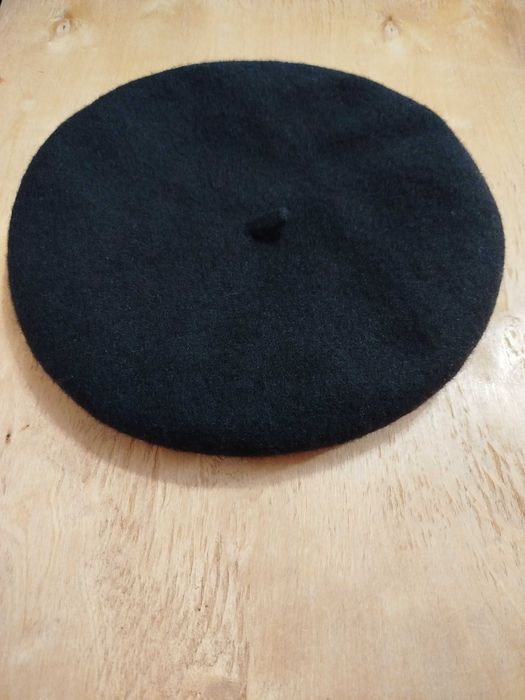 Берет вовняний чорний