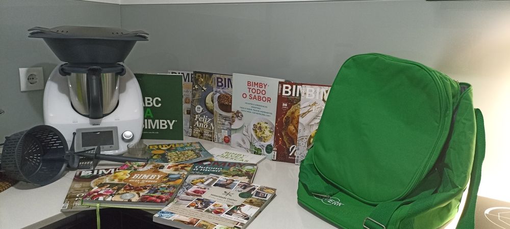Bimby TM5 com acessórios e livros de receitas