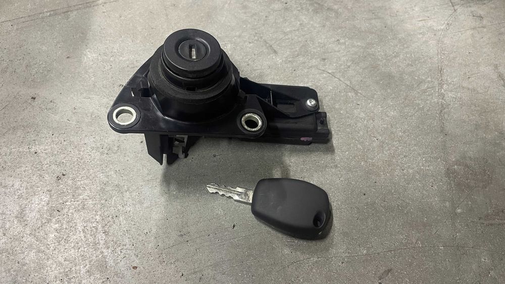 Замок кришки багажника Dacia Duster 906062426R Кнопка личинка Дастер