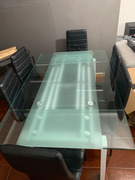 Vendo mesa de vidro mais cadeiras.