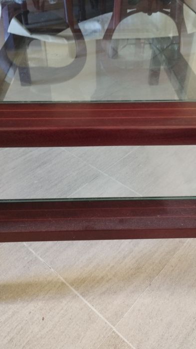 Mesa de centro em madeira maciça, com uma prateleira em vidro. Óptimo