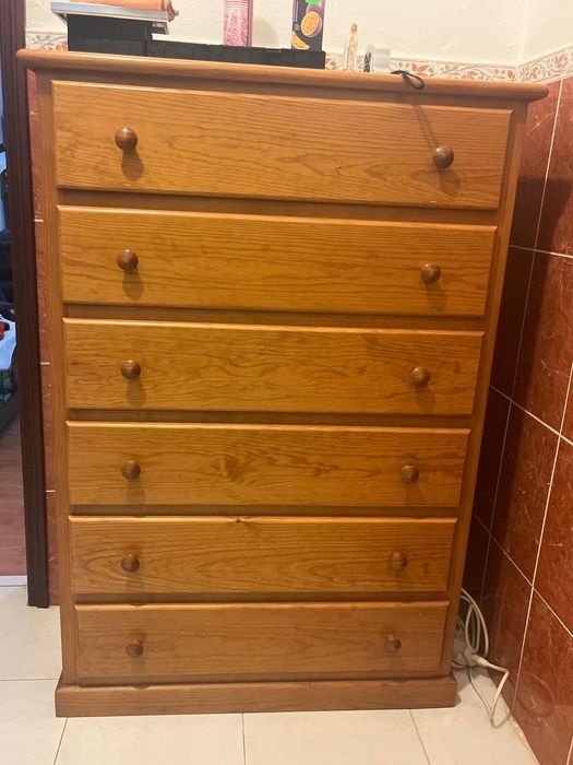 Cómoda castanha de madeira