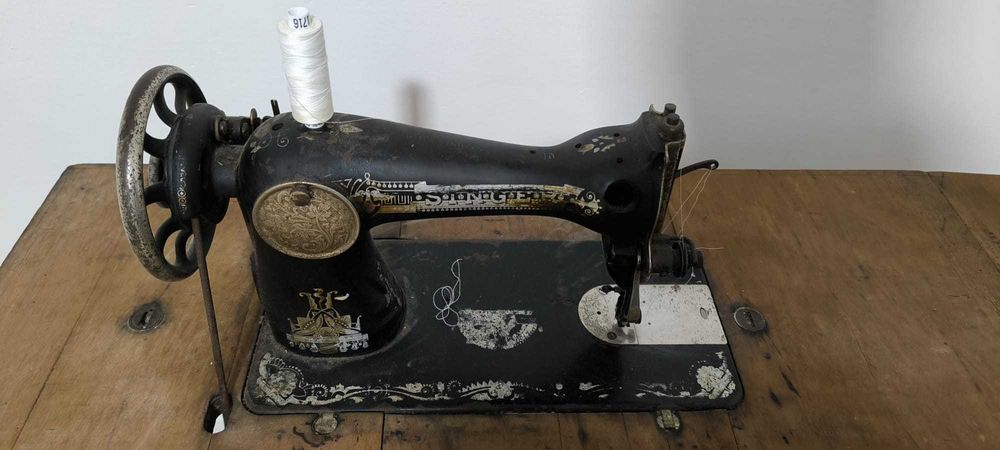Vende-se Máquina de Costura Singer Antiga (a funcionar bem)