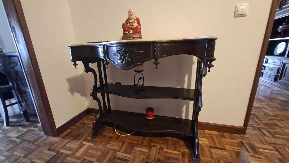 Credência com tampo em mármore