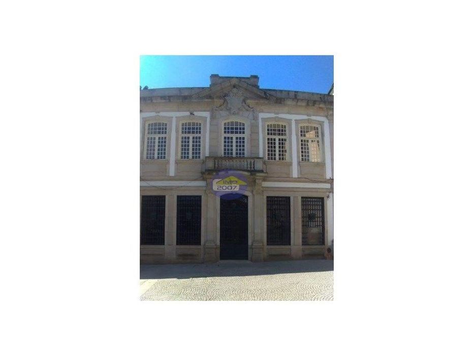 Edifício de serviços no centro de Vila Real