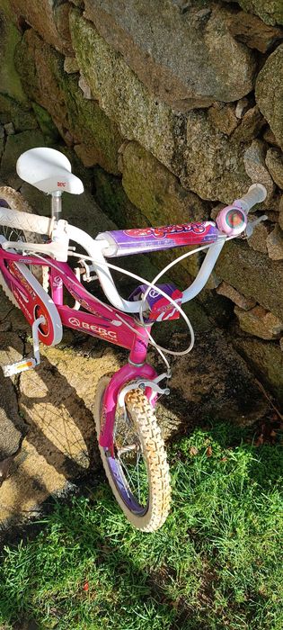 Duas bicicletas de criança